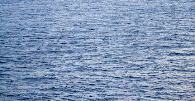 Las olas del mar azul se pueden utilizar como fondo