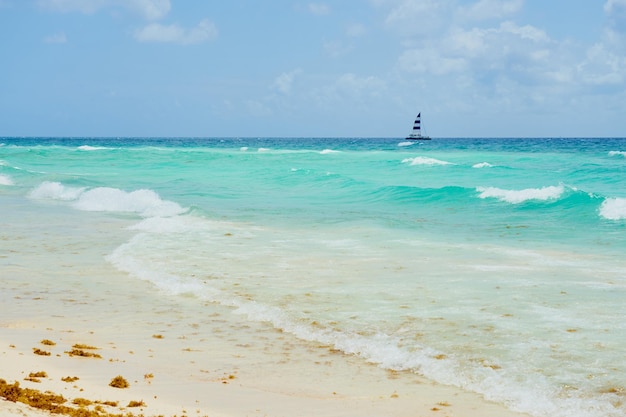 Olas del mar caribe con horizonte y barco al fondo