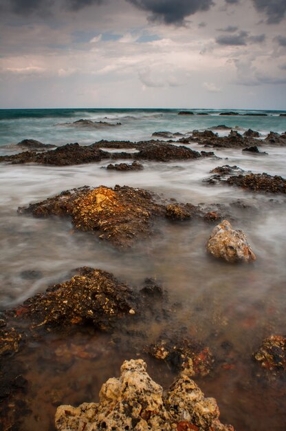 Las olas del mar chocan contra las rocas de la orilla.