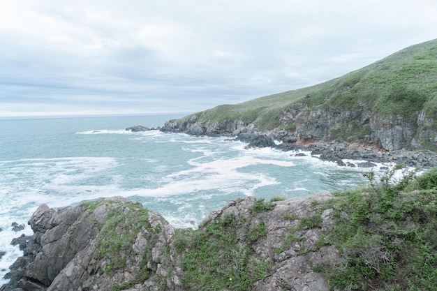 Olas del mar chocando contra las rocas