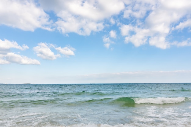 Foto olas del mar y cielo azul sobre fondo de día soleado. copia espacio