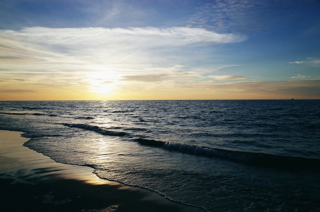 Las olas en el mar contra el cielo durante la puesta de sol