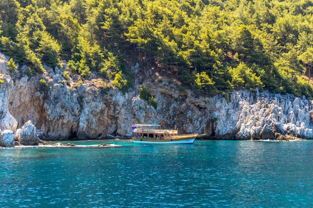 Las olas del mar y la fantástica costa rocosa lugar de buceo Alanya Turquía