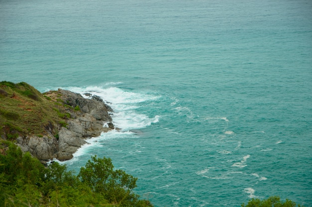 Las olas del mar golpean la costa