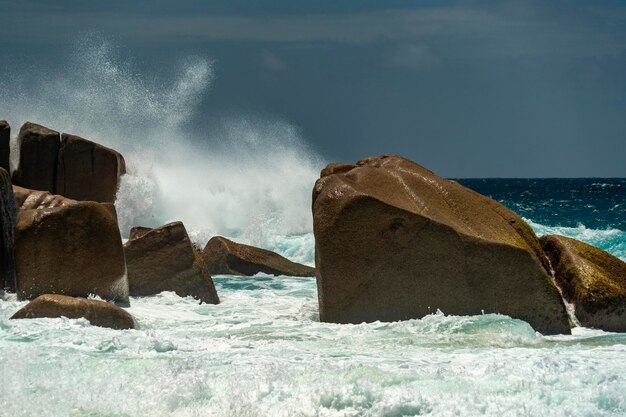 Olas del mar de la laguna turquesa de Seychelles