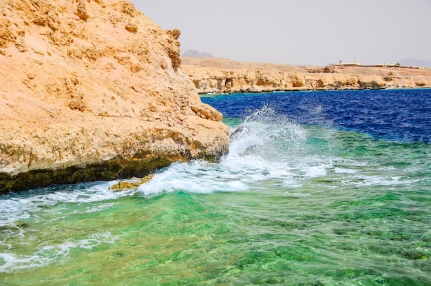 Olas de mar ligero durante el viento caliente Egipto Sharm El Sheikh