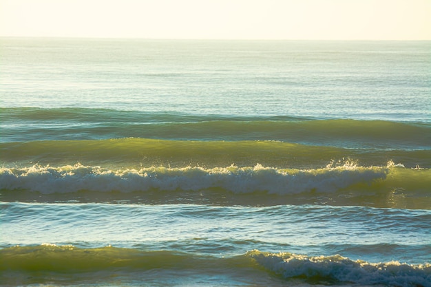 Olas del mar por la mañana