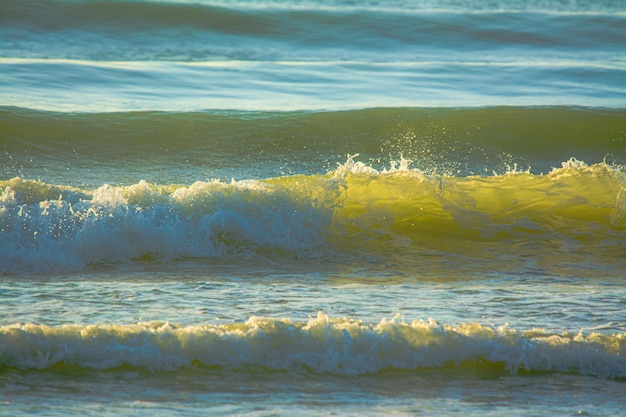 Olas del mar por la mañana