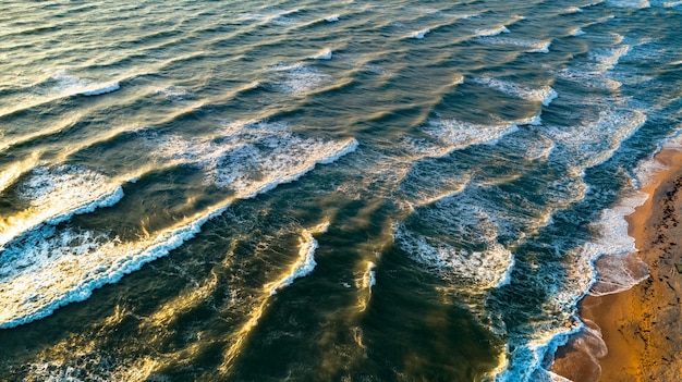 Olas del mar en el mar de la hermosa mañana