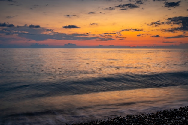 Olas del mar Negro en la playa de Kvariati en Georgia. Hermoso atardecer. Viaje.