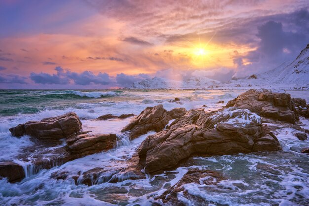 Olas del mar de Noruega en la costa rocosa de las islas Lofoten, Noruega