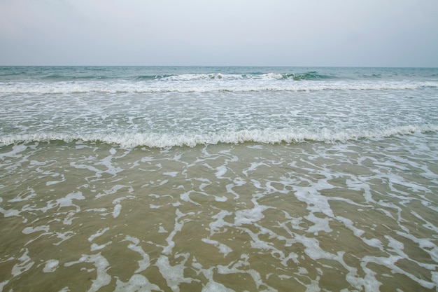 Olas del mar y playa de arena.