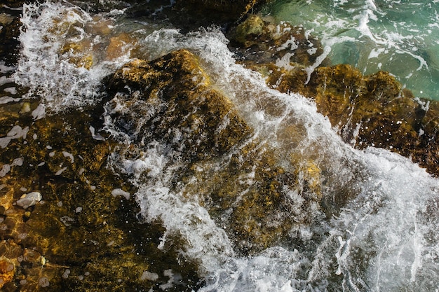 Las olas del mar en la playa pedregosa de Kefalonia