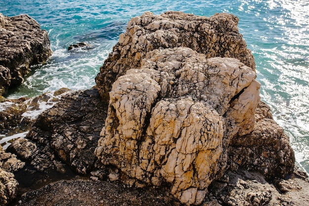 Las olas del mar en la playa pedregosa de Kefalonia