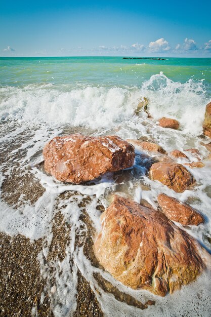 Olas del mar y rocas