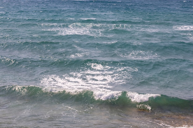 Olas del mar rompiendo en la playa