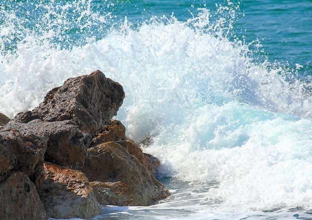 Olas del mar rompiendo en las rocas