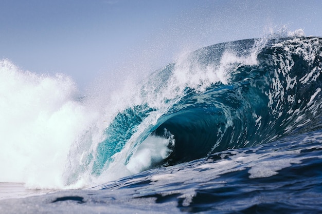 Las olas del mar salpican contra el cielo