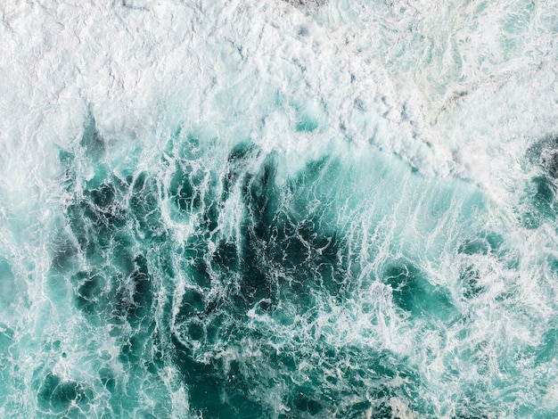 Foto las olas del mar salpicando