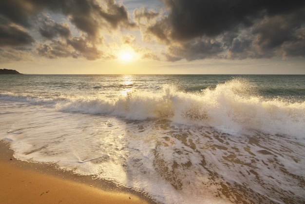 Olas del mar durante la tormenta al atardecer