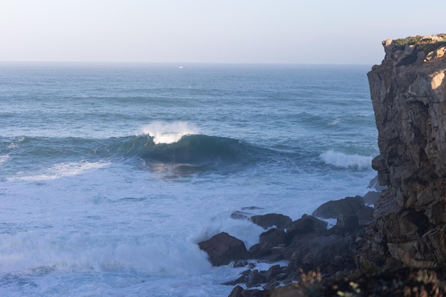 Olas de mar turquesa a la luz del día