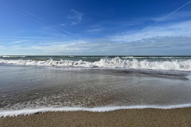 Las olas del mar se vuelven contra un rompeolas