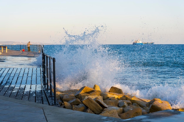 Las olas del Mediterráneo golpean la costa cerca de la ciudad de Limassol en Chipre