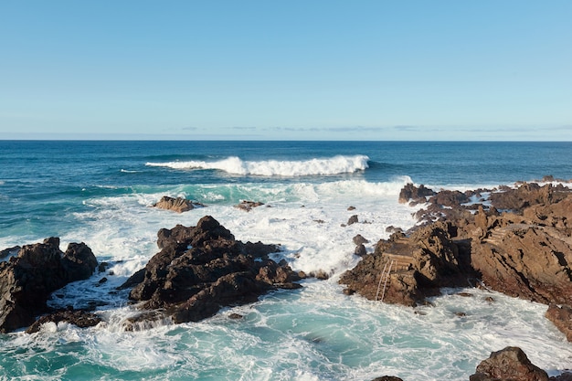 Olas oceánicas en la costa de la isla canaria.