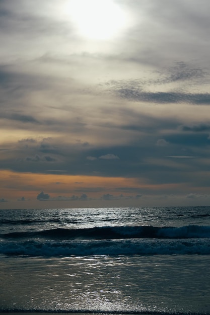 Olas oceánicas y hermoso cielo al atardecer sobre el horizonte