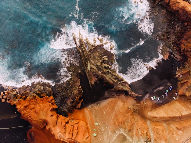 Olas del océano Atlántico se estrellan en la costa rocosa de la isla de Lanzarote