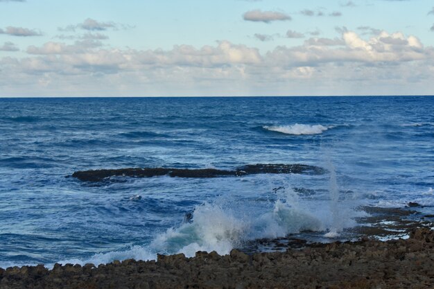 Las olas del océano Atlántico golpean la orilla