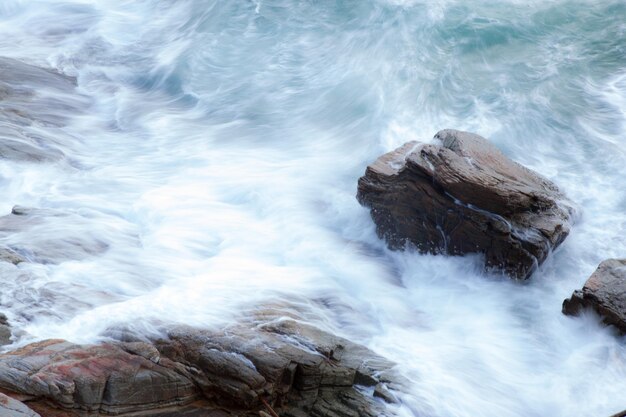 las olas del océano chocando contra las rocas