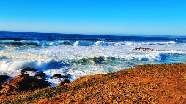 Las olas del océano contra el acantilado de piedra arenisca del norte de California