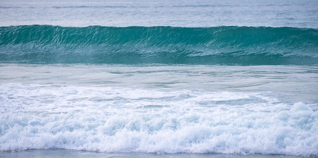 Olas en el océano Olas de mar turquesa Hermosas olas de mar con espuma de color azul y turquesa Espuma de mar