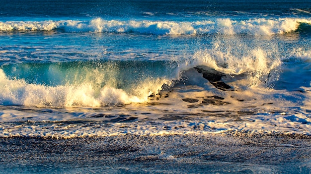 Olas en el océano Pacífico en la península de Kamchatka