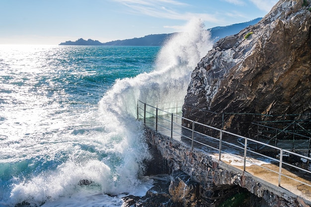 Olas en el paseo de Zoagli