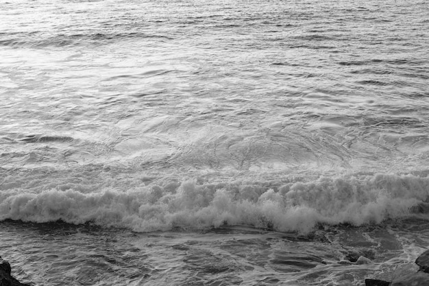 Foto olas en la playa de agua de mar o océano verano