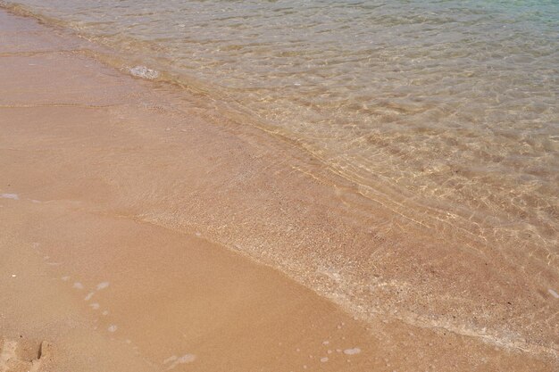 Olas en la playa de arena tropical del mar rojo