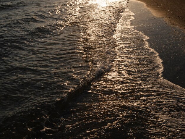 Olas de playa y mar al atardecer