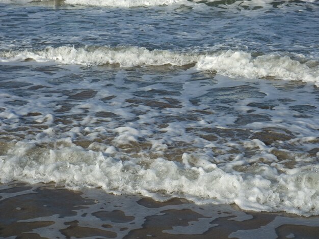 Olas en la playa de Martin en Plerin