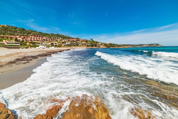 Olas en la playa de Piccolo Pevero Cerdeña