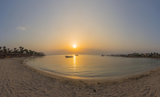 Olas en la playa durante la puesta de sol wam de vacaciones en egipto panorama grande