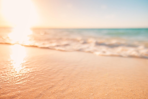 Las olas del primer plano y el paisaje de playa paradisíaca de arena marina inspiran el horizonte marino de la playa tropical