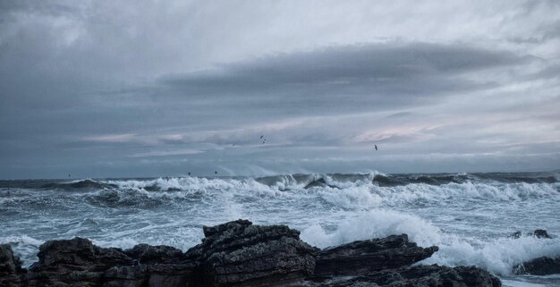 Foto las olas que fluyen en el mar contra el cielo