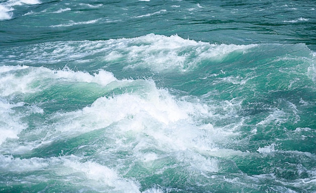 olas, rápidos de un río de montaña de cerca