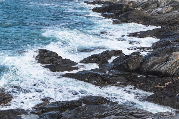 olas y rocas cerca del mar del Norte en Noruega