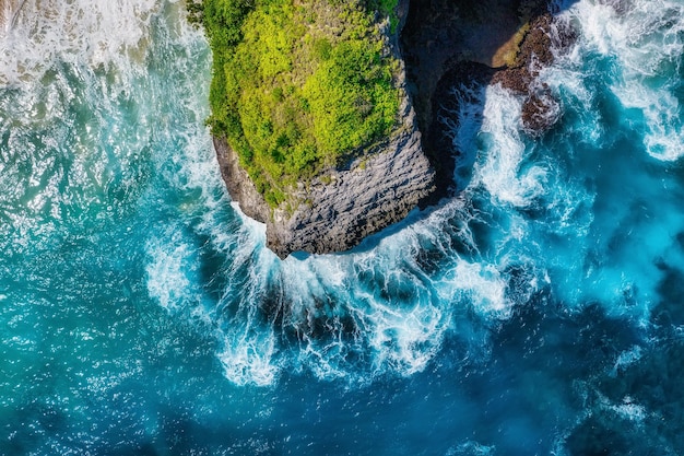 Olas y rocas como fondo desde la vista superior Fondo de agua azul desde la vista superior Paisaje marino de verano desde el aire Isla de Bali Indonesia Imagen de viaje