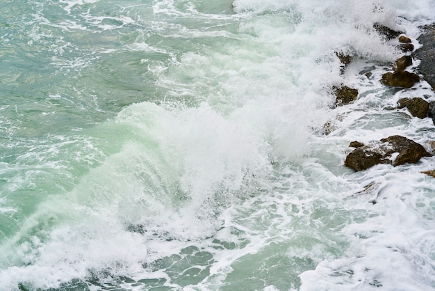 Olas y rocas