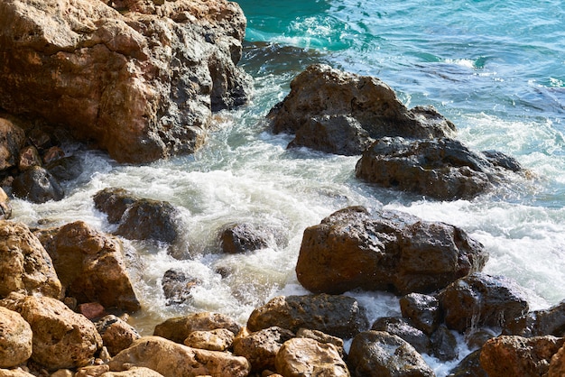 Olas y rocas