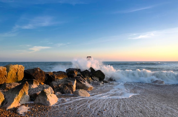 olas y rocas